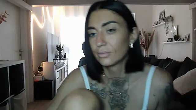 Snapshot of IntiMia chatting on November 13, 2025, 8:24 am IntiMia online show from November 13, 2025, 8:24 am