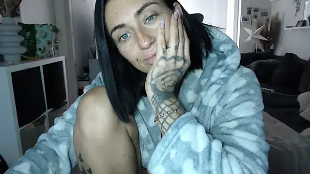 IntiMia online show from December 18, 2025, 9:04 am