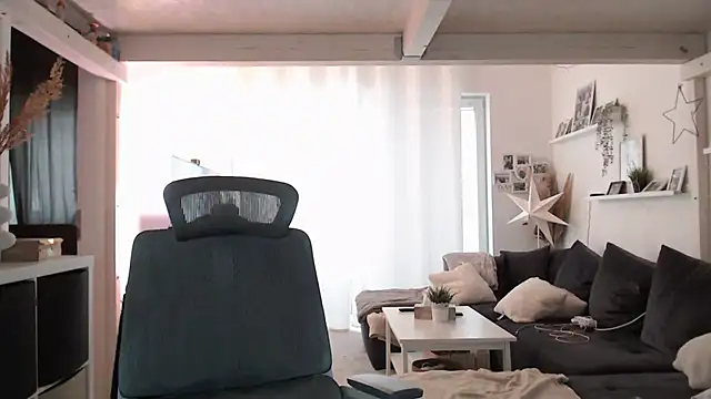 Snapshot of IntiMia chatting on February 9, 2026, 8:18 am IntiMia online show from February 9, 2026, 8:18 am