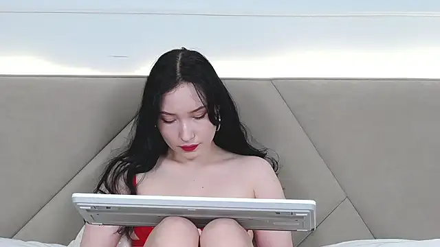 LeilaLow online show from December 19, 2024, 6:12 pm