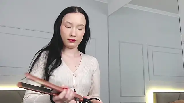 LeilaLow online show from January 5, 2025, 12:10 pm