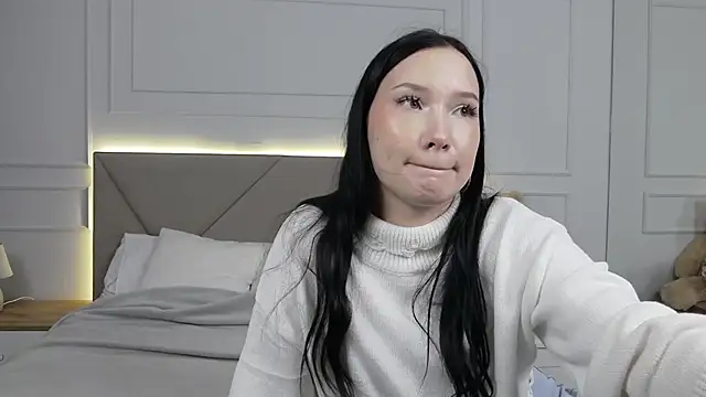 LeilaLow online show from September 9, 2025, 11:32 am