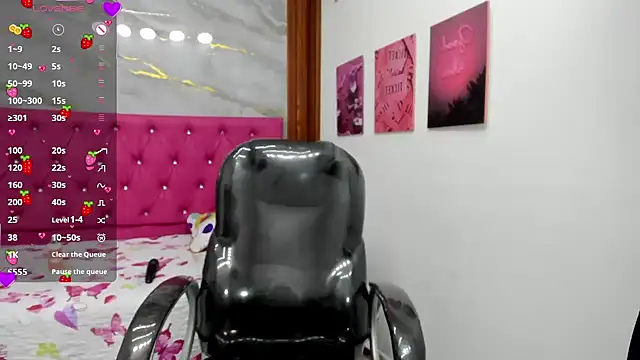 Snapshot of Helen_russo chatting on April 10, 2026, 6:23 pm Helen russo online show from April 10, 2026, 6:23 pm
