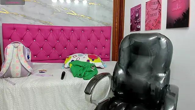 Snapshot of Helen_russo chatting on April 25, 2026, 6:05 pm Helen russo online show from April 25, 2026, 6:05 pm
