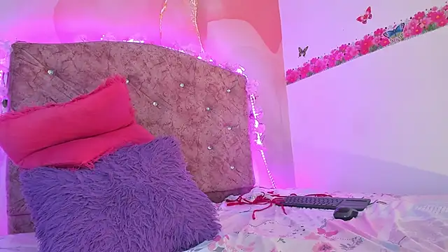 Snapshot of Bella__sweet chatting on January 3, 2025, 9:57 pm Bella sweet online show from January 3, 2025, 9:57 pm