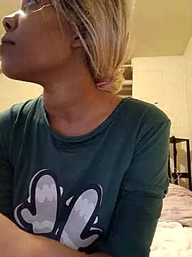 Snapshot of TickleMeKink chatting on March 5, 2025, 8:43 am TickleMeKink online show from March 5, 2025, 8:43 am