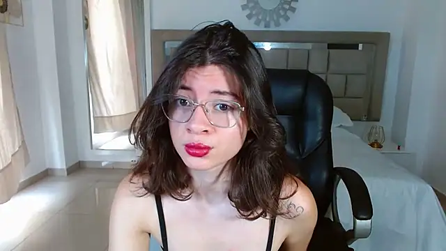 zoecruzz online show from November 26, 2025, 2:51 pm