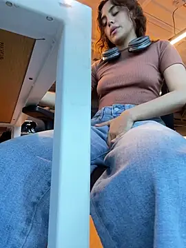 Snapshot of Katee_Jones chatting on September 27, 2025, 10:37 pm Katee Jones online show from September 27, 2025, 10:37 pm