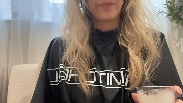 mollywilde online show from November 10, 2025, 10:58 am