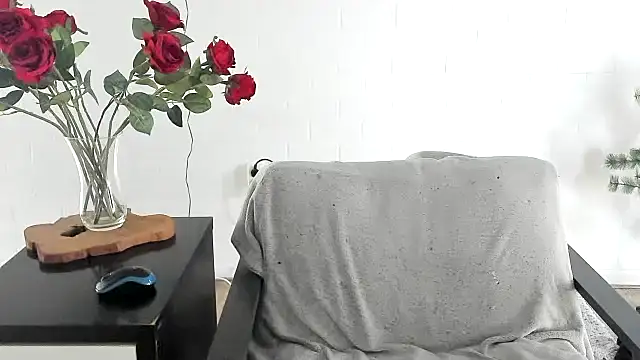 MendiPetite online show from April 3, 2026, 8:23 am