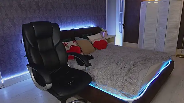 Miss Elia online show from March 16, 2025, 7:49 pm