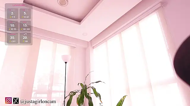 nicollefiorett online show from February 23, 2025, 8:33 pm