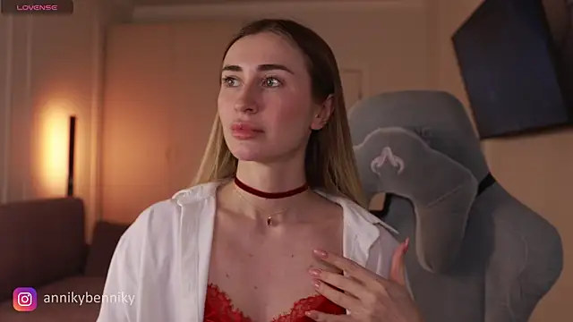 Coconutkittyy online show from March 15, 2025, 5:26 pm