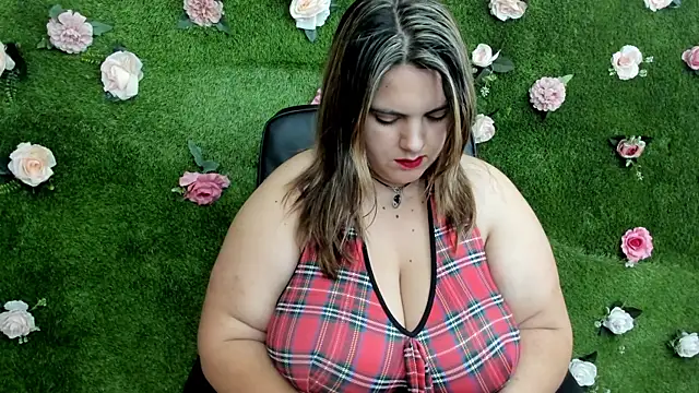 Huge Titties  online show from September 19, 2025, 7:03 pm