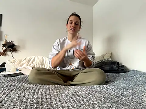 Snapshot of MissSwitch chatting on December 5, 2024, 6:44 pm MissSwitch online show from December 5, 2024, 6:44 pm