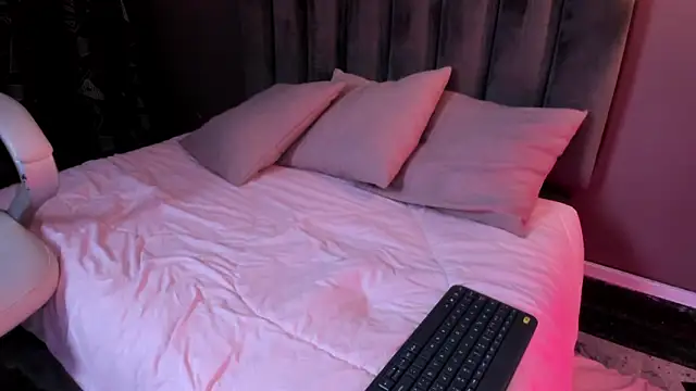 anniemayerx  online show from January 24, 2025, 3:34 pm