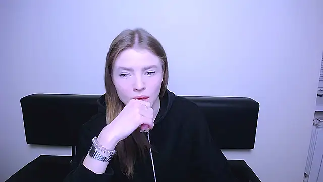 Snapshot of MissOliviaa_ chatting on February 18, 2025, 8:38 am MissOliviaa online show from February 18, 2025, 8:38 am