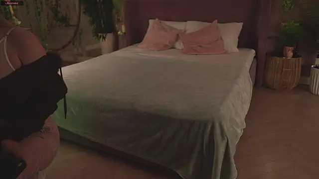 Smiley Mia online show from November 10, 2025, 8:02 am