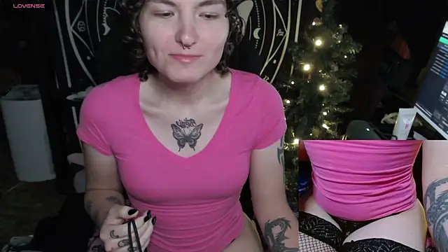 Snapshot of BrandiWRLD_999 chatting on December 9, 2024, 6:25 pm BrandiWRLD 999 online show from December 9, 2024, 6:25 pm