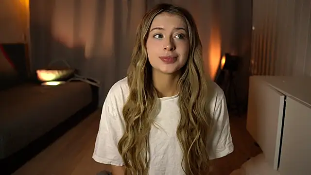 elisa moon online show from December 4, 2024, 3:21 pm