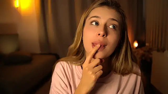 elisa moon online show from December 12, 2024, 7:19 am