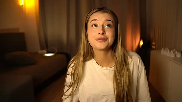 elisa moon online show from December 13, 2024, 3:43 pm