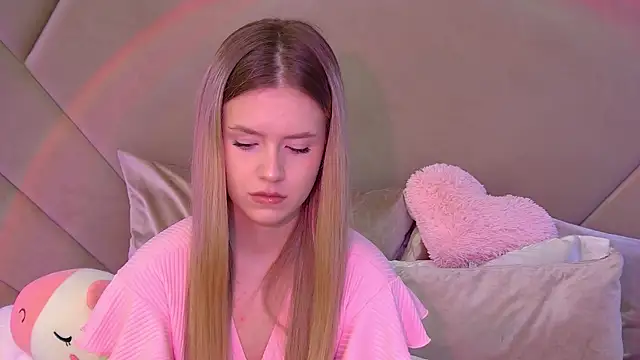 MilanaBalmain online show from October 21, 2025, 4:08 pm