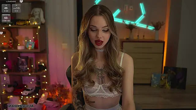 ManiFreyja online show from December 1, 2025, 6:24 pm