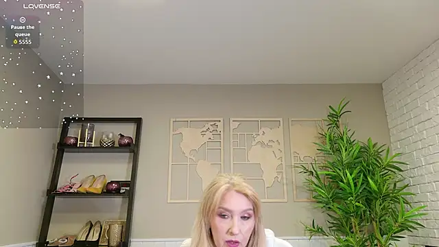 Snapshot of LadyLeea chatting on June 2, 2026, 4:58 am LadyLeea online show from June 2, 2026, 4:58 am