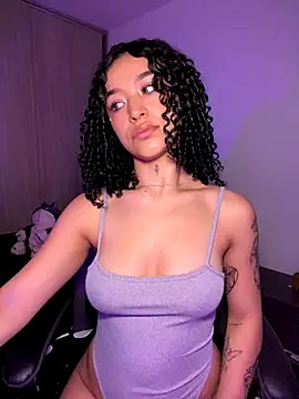 Snapshot of Crystal_Dluna chatting on October 28, 2025, 5:48 pm Crystal Dluna online show from October 28, 2025, 5:48 pm