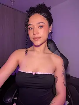 Snapshot of Crystal_Dluna chatting on November 3, 2025, 3:57 pm Crystal Dluna online show from November 3, 2025, 3:57 pm