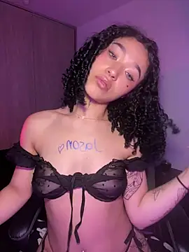 Snapshot of Crystal_Dluna chatting on November 6, 2025, 4:19 pm Crystal Dluna online show from November 6, 2025, 4:19 pm