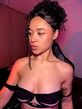 Snapshot of Crystal_Dluna chatting on November 10, 2025, 5:01 pm Crystal Dluna online show from November 10, 2025, 5:01 pm