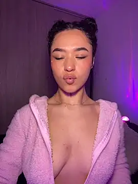 Snapshot of Crystal_Dluna chatting on November 13, 2025, 5:45 pm Crystal Dluna online show from November 13, 2025, 5:45 pm