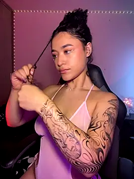 Snapshot of Crystal_Dluna chatting on December 4, 2025, 4:05 pm Crystal Dluna online show from December 4, 2025, 4:05 pm