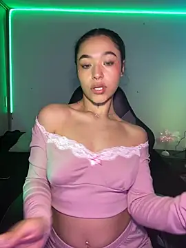 Snapshot of Crystal_Dluna chatting on December 5, 2025, 4:03 pm Crystal Dluna online show from December 5, 2025, 4:03 pm