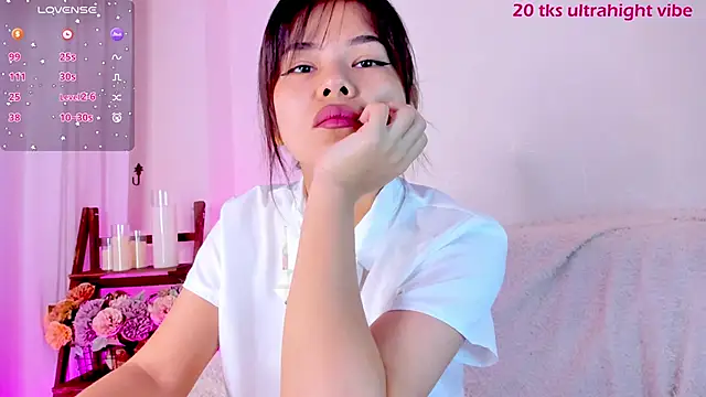 Snapshot of moonlight8_ chatting on January 5, 2025, 8:32 am moonlight8  online show from January 5, 2025, 8:32 am