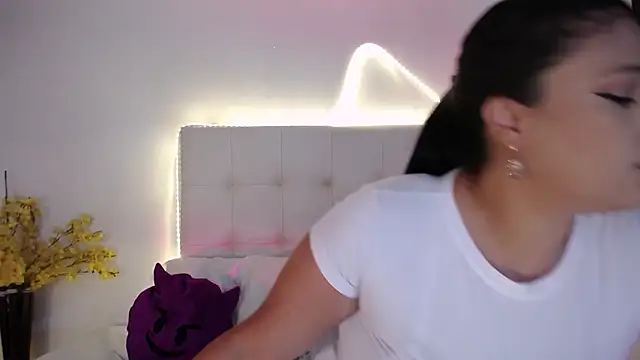 Nicol Love0 online show from March 18, 2026, 2:31 pm