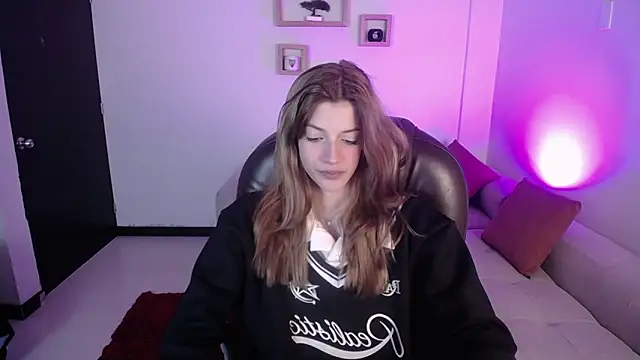 Nora Vennucci online show from December 13, 2024, 7:53 pm