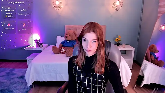 Nora Vennucci online show from September 10, 2025, 8:09 pm