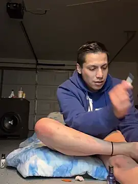 cutemodal33 online show from February 4, 2025, 1:59 pm