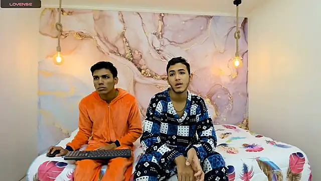 StrawwBoys online show from December 6, 2024, 1:22 pm