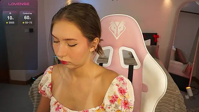 Snapshot of LinaSiren chatting on December 28, 2024, 3:15 am LinaSiren online show from December 28, 2024, 3:15 am