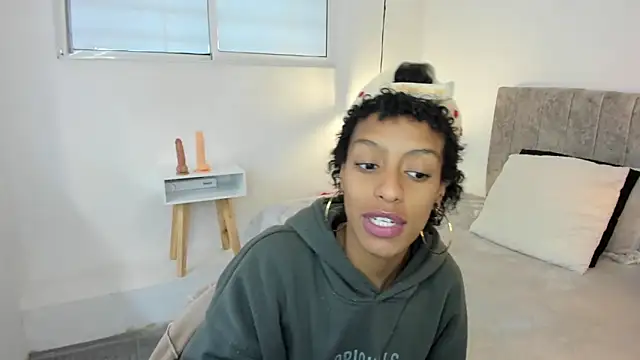 Snapshot of Zia_Green chatting on June 10, 2026, 1:10 pm Zia Green online show from June 10, 2026, 1:10 pm