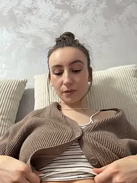 viviandaimond1 online show from November 20, 2025, 4:40 pm