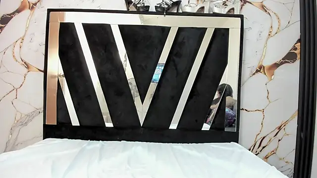 KarinaSimonz online show from February 18, 2026, 8:05 pm