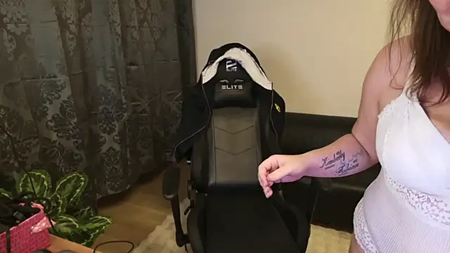 AmazingCurvy online show from February 13, 2025, 7:52 pm