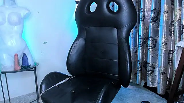 Snapshot of Emili_Roux chatting on February 27, 2026, 10:10 pm Emili Roux online show from February 27, 2026, 10:10 pm