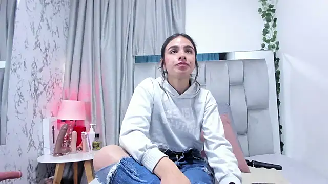 dafne queenn online show from September 30, 2025, 12:54 pm