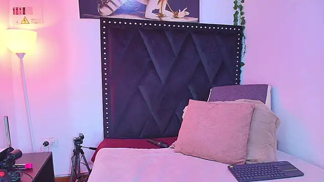 dafne queenn online show from November 24, 2025, 1:00 pm